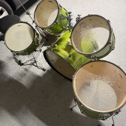 I sell acoustic drum Yamaha  Vendo batería acústica Yamaha