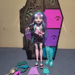 Monster High Twyla And Coffin Set