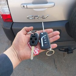 Car Keys And Remotes  / Llaves De Carro Y Controlles 