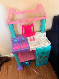 Kids play kitchen.
