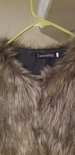 Beautiful ladies fur Vest size med $10.