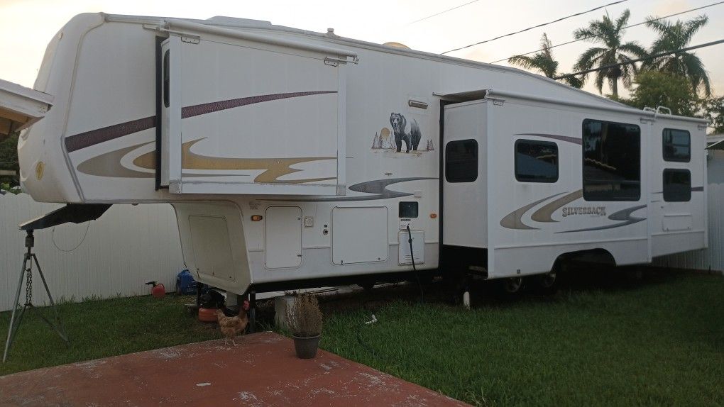 Tráiler RV Con Titulo En Mano 