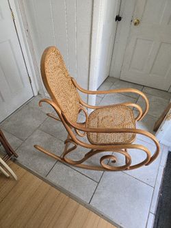 WICKER ROCKING CHAIR / PERFECT ($40)