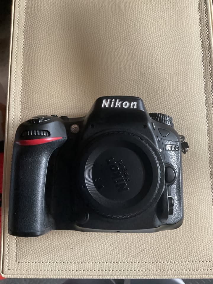 Nikon D7100 + 2 batteries, charger, and accessories