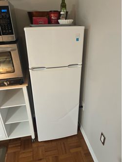 White Fridge (Avanti)