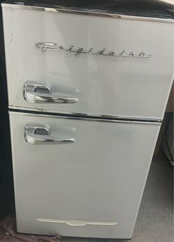 Frigidaire retro 2-door compact refrigerator/freezer