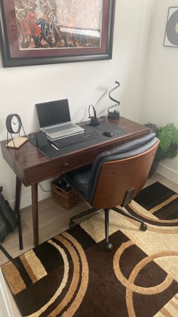 Wooden 2 Drawer computer/reading desk chair and accent rug included