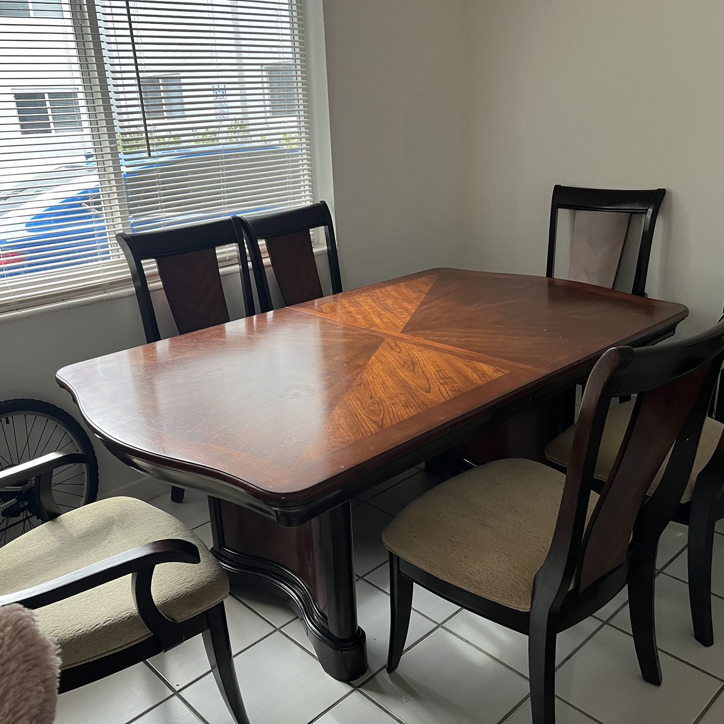 6 seater family dining room (comedor familiar de 6 puestos)