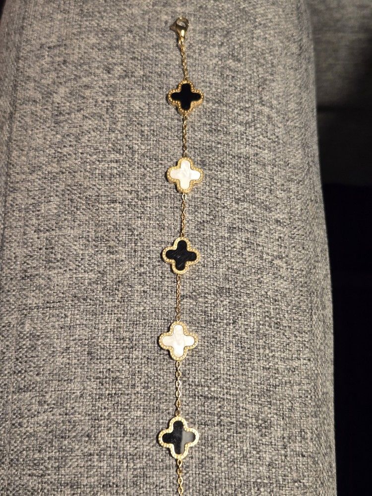 Bracelet With Clover Design