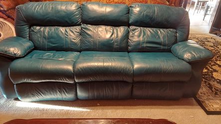 Austrain leather couch with 2 Built-in recliners excellent condition