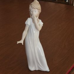 Vintage 1977 NAO  Lladro Daisa Yawning Girl Porcelain Ceramic Figurine 
Spain Made. Pre-owned, very good shape, no chips or cracks. No crazing. 
Pleas