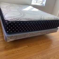 🛌 Queen Mattress Come With Bed Frame (Rails ) And Box Spring - Free Delivery 🚚 