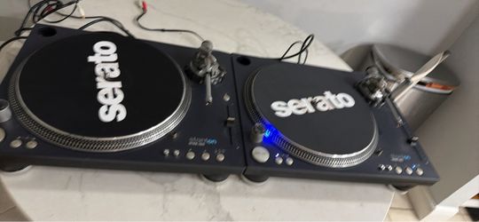 2 turntables stanton str8.