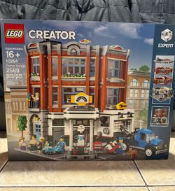 LEGO Corner Garage