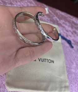 New 18k Stainless Steel Silver Comes With Dust Bag 