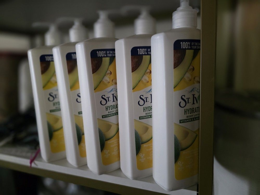 St Ives Hydrating Lotion - Vitamin E & Avocado NEW