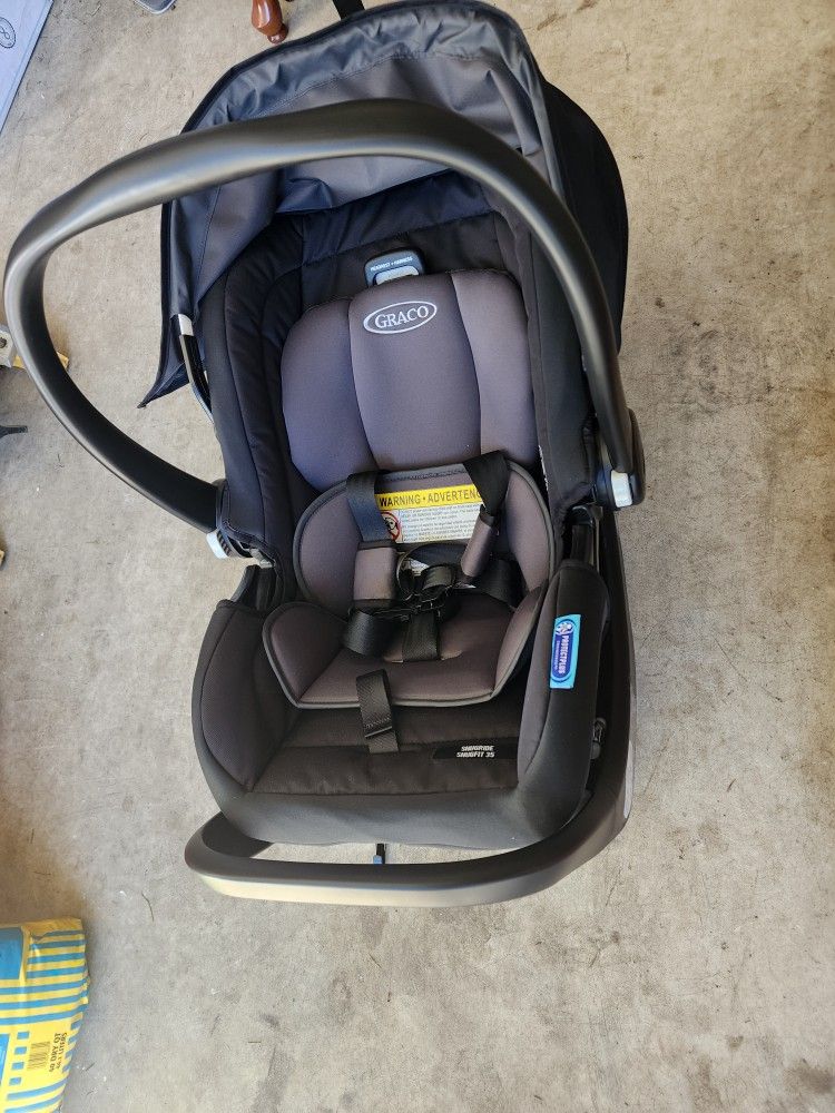 Graco Infant car seat with base，