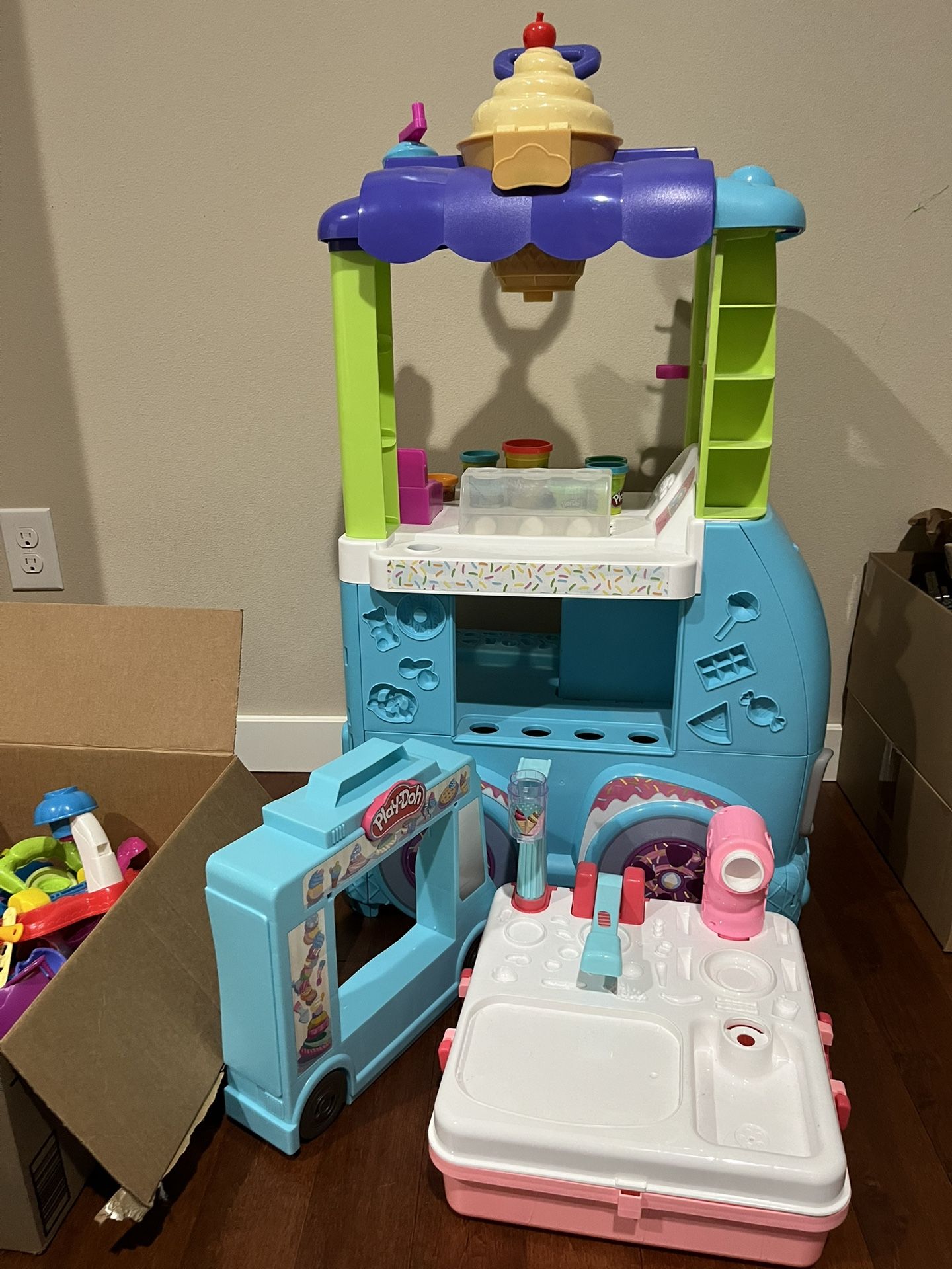 Playdoh Ultimate Ice Cream Truck And Accessories