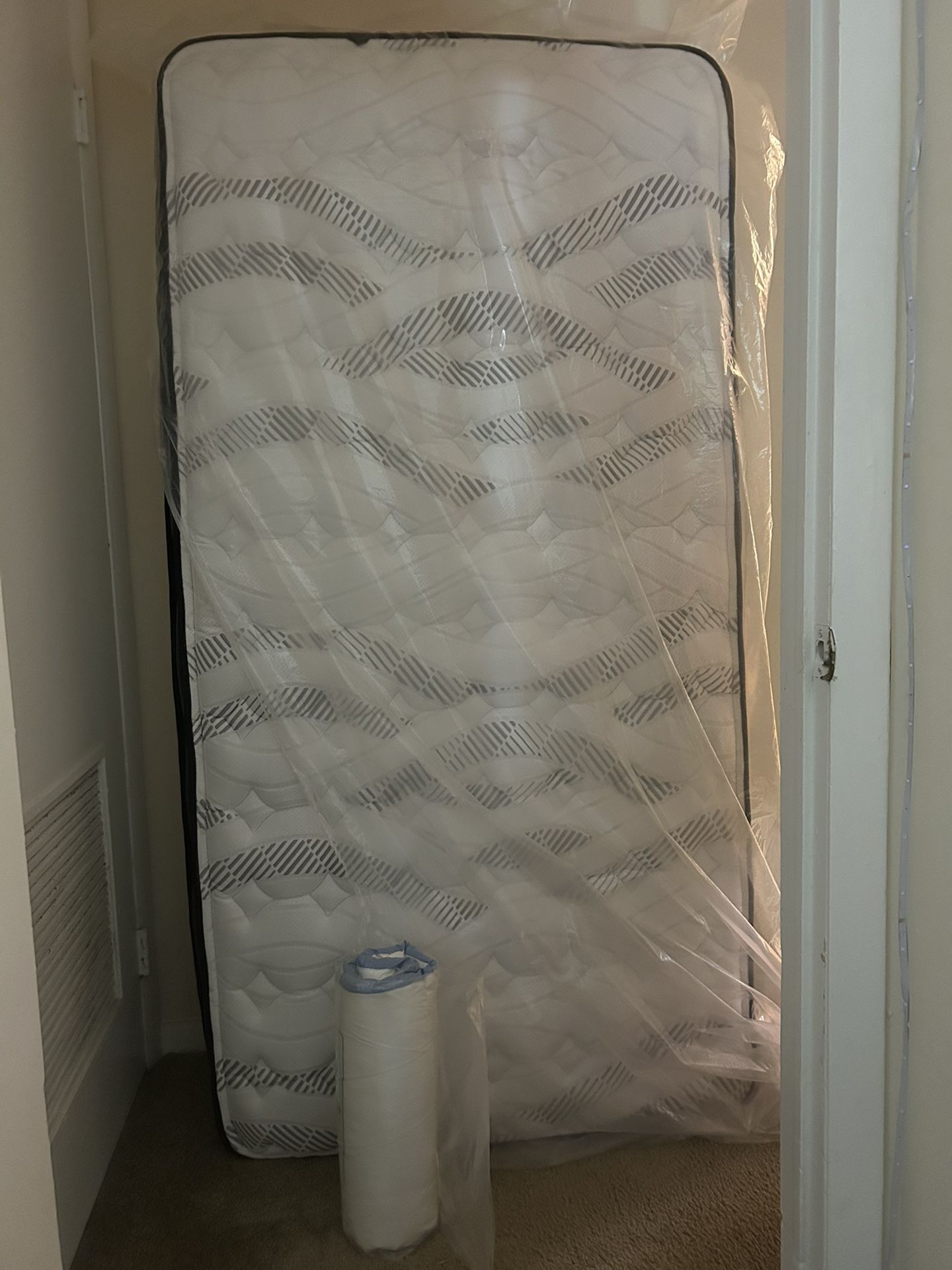 Comfy 14" Firm Hybrid Mattress + Sealed L pillow