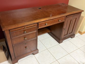 Desk With Hutch