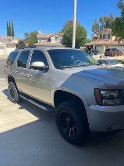 2009 Tahoe - 4x4 - Leather - Third row