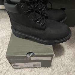 Black Timberlands Kids Boots Size 2  (  Hablo Español ) 