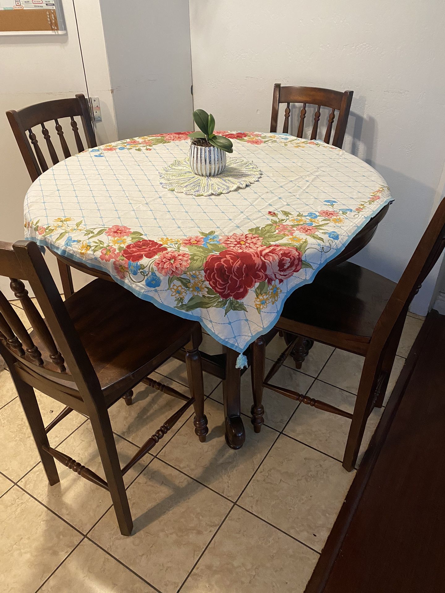 Kitchen Round Top Table With 4 Chairs/ Mesa Alta