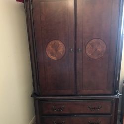 tv    cabbinet   is in 2 floor $40 