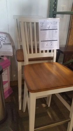 2 bar stools