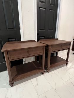 2 Beautiful brand new end tables / nightstands
