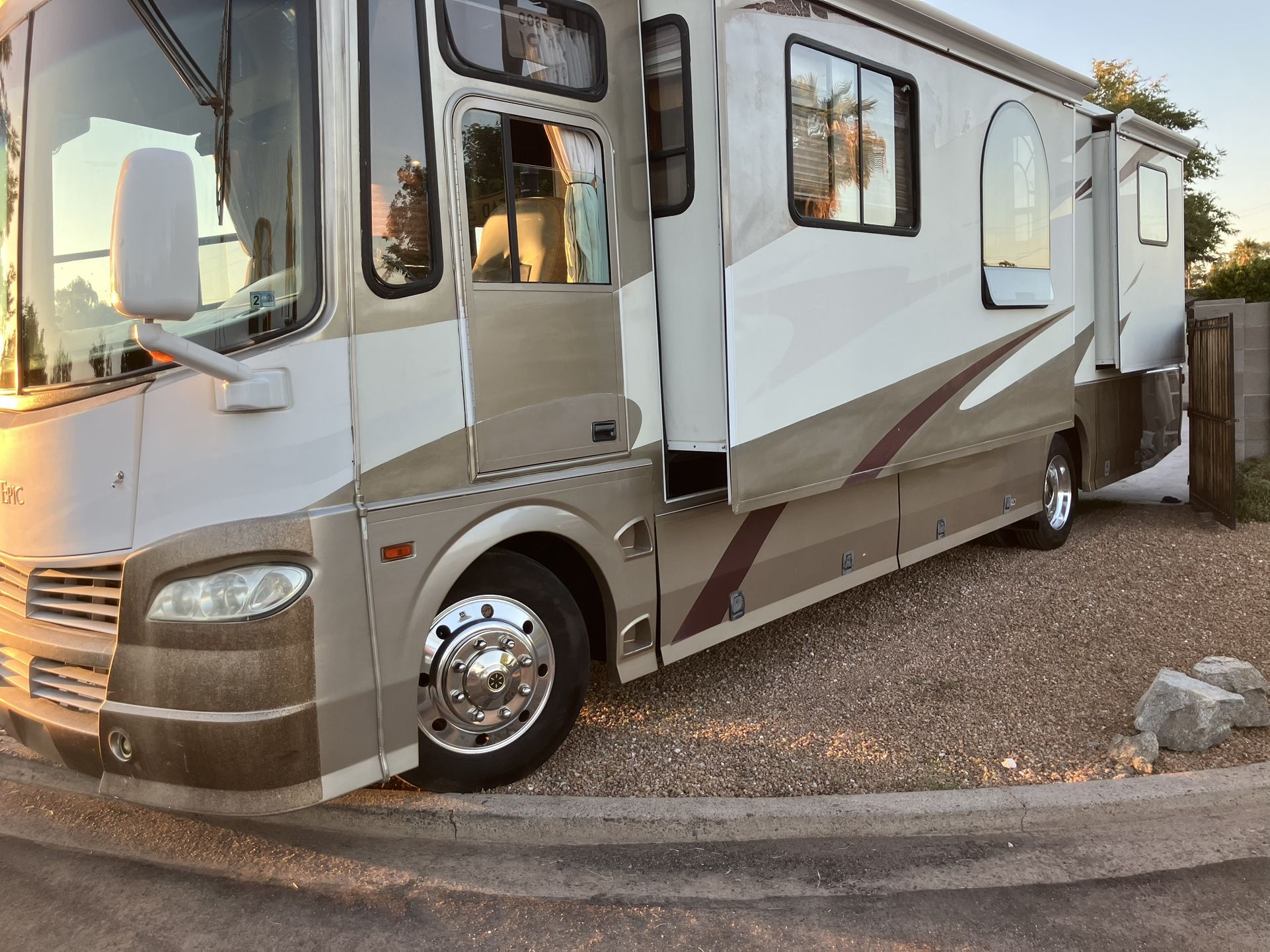 2006 36FT  EPIC double slide out very nice condition