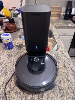 iRobot Roomba i7 w/ Clean Base + Extra Accessories