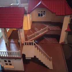 Calico Critter House With Dolls And Accessories