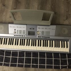 Yamaha Portable Grand DGX-203 Piano 