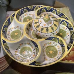 7 Section Platter W/ Covered Dip Bowl Near New Condition 