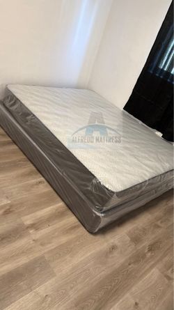 Queen mattress regular set with box spring ( 2pc brand new)