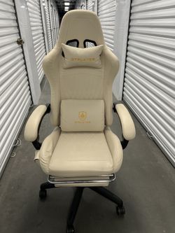 GTPlayer White Gaming Chair - Footrest + Lumbar Support. LIKE NEW