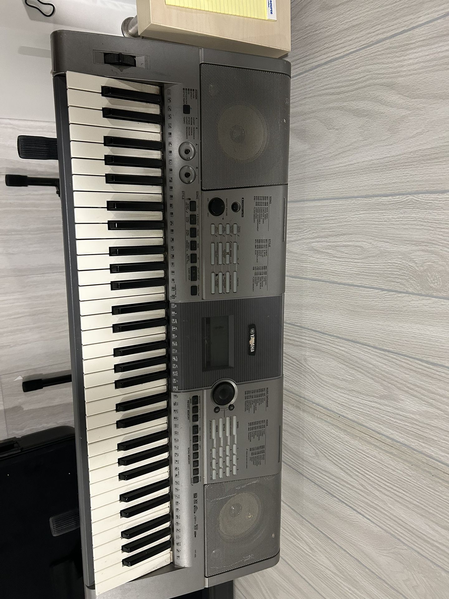 Yamaha Keyboard 61 keys IN GREAT CONDITION