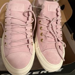 New Woman’s Converse Size 7 - Suede 
