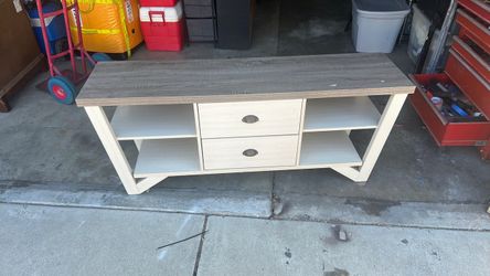 TV stan very good condition. My brand new.33 de. Largo x33 altura x16. Ancho