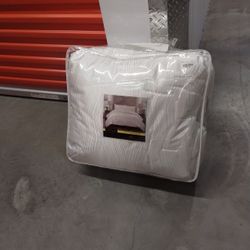 COMFORTER SET ( Queen Size Brand New ) 
