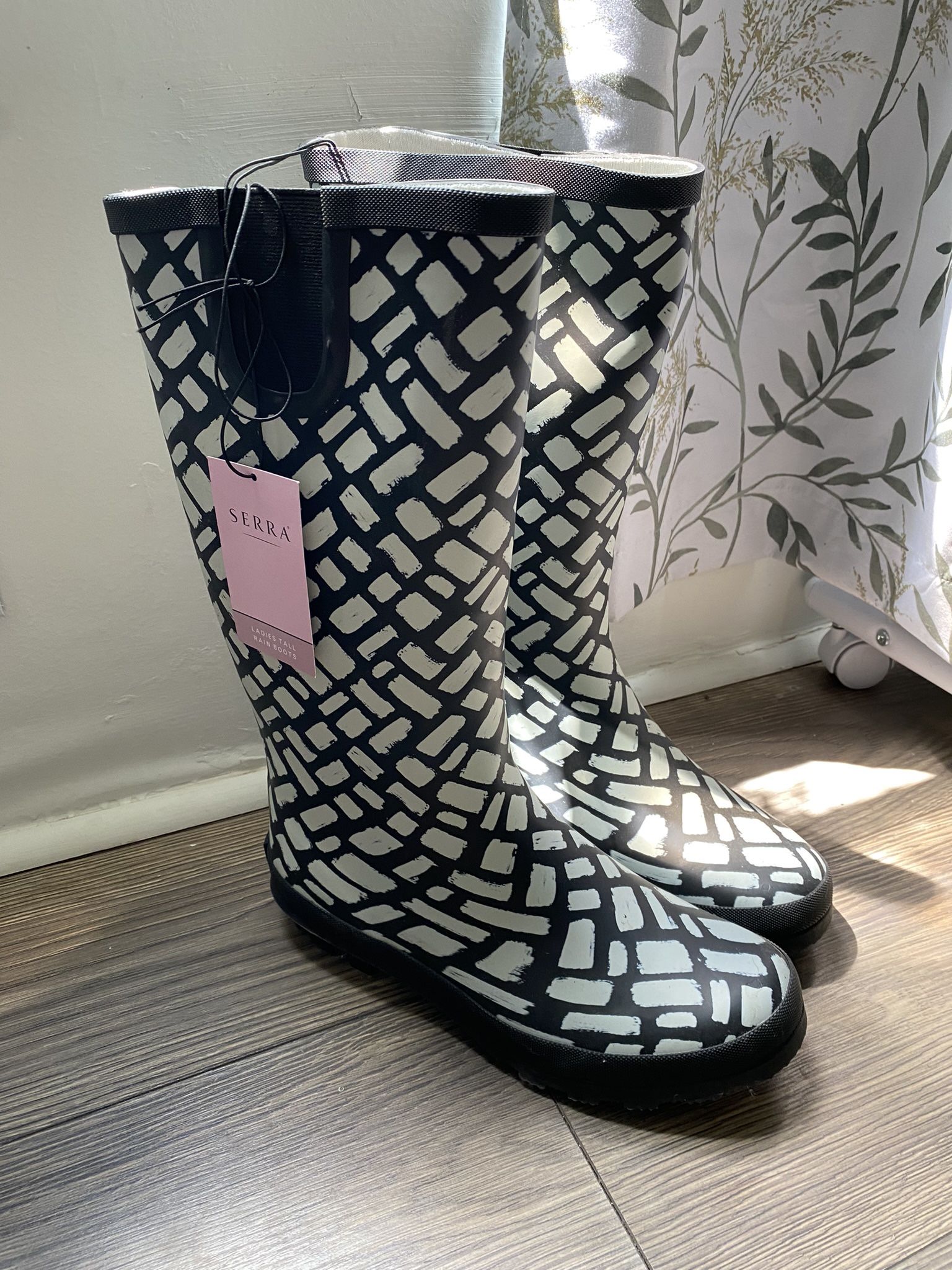 Ladies Printed Tall Rain Boots New With Tags / Size 9 / Serra Brand
