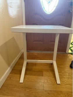 💻 Modern White Metal Flip-Top Laptop Desk – Slim C-Table Side Table with Storage & Cable Management