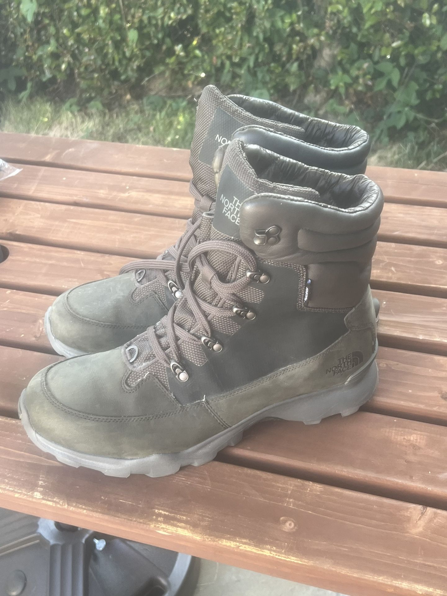 North face Men’s Size 11 Snow/ Hiking Boots Like New