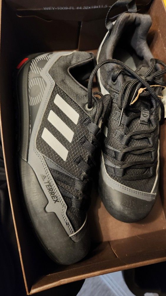 brand new beautiful size 8 Adidas hiking shoes