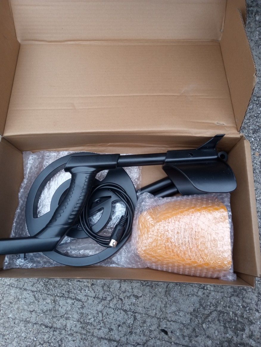 BRAND NEW METAL DETECTOR! IN THE BOX NEVER USED!