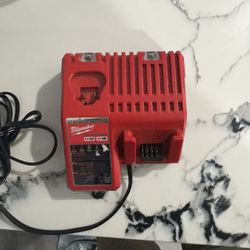 Milwaukee M12/M18 Charger