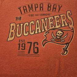 Tampa Bay Buccaneers Distressed Tee – L – New