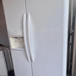 Refrigerator/ Refrigerador 