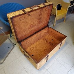 Fantastic Wicker Shipping Trunk Storage Locker Bin World Maps Lining